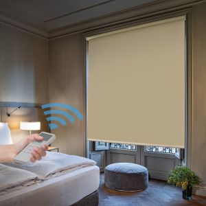 Store enrouleur motorisé occultant beige 120 x 190 cm