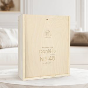 Coffret en bois grav&eacute; qui convient pour 2 fl&ucirc;tes &agrave; champagne et 1 bouteille