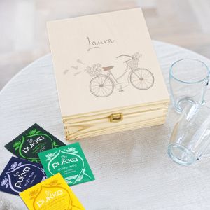 Bo&icirc;te &agrave; th&eacute; en bois grav&eacute;e avec deux verres et quatre types de th&eacute; diff&eacute;rents