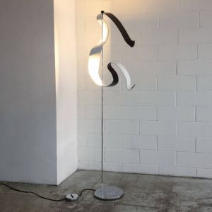 Knikerboker Lampadaire LED Curve à la feuille d'argent