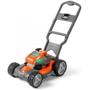 Husqvarna &ndash; Tondeuse &agrave; gazon jouet orange &ndash; Fonctionnement sur batterie &ndash; Sons r&eacute;alistes et lumi&egrave;res color&eacute;es &ndash; M&eacute;canisme de d&eacute;marrage &agrave; tirette
