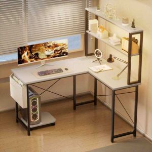 Bureau d&rsquo;angle L 135cm avec LED, prises et rangements multifonctions, pour jeux et travail.