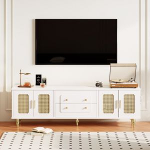 Meuble bas/meuble TV de style r&eacute;tro : poign&eacute;es dor&eacute;es, grand espace de rangement. Porte en rotin et pieds en m&eacute;tal.