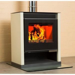V05 - Poêle à bois Rubin Lux – 13 kW avec panneaux latéraux peints couleur ivoire et grande fenêtre panoramique frontale