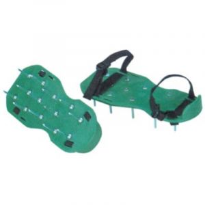 Ae'rateur de sous-chaussures cloute' e'toiles, pantoufles d'ae'rateur cloute'es dans un jardin de pelouse en pvc
