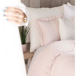 Couvre-lit d&eacute;coratif rose VERONA &agrave; volants 220 x 240 cm - Accessoire de chambre romantique