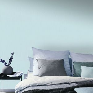 Bricoflor - Papier peint uni bleu clair stri&eacute; chambre gar&ccedil;on | Tapisserie unie bleu chambre adulte | Papier peint unicolore intiss&eacute; salle de bain