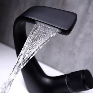 Robinet, salle de bain d'h&ocirc;tel, vasque sous plan, cascade en cuivre, lavabo noir avec mitigeur eau chaude/eau froide