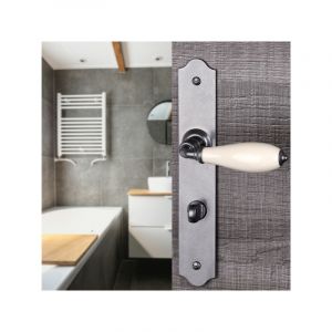 Ouvre&Deco &ndash; Poign&eacute;es de porte RUSTICA &ndash; Lot de 2 &ndash; Fer patin&eacute; &ndash; Entraxe 195 mm &ndash; B&eacute;quille en porcelaine beige &ndash; Verrou de condamnation