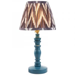 Endon Bibury Lampe de table en satin bleu marlin avec abat-jour zigzag en tissu gris perle 20 cm B22