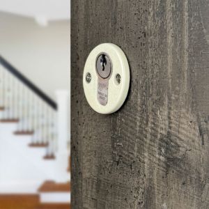 Ouvre&D&eacute;co - 2 rosaces de poign&eacute;e de porte rondes LIZON trou de cylindre, Porcelaine beige craquel&eacute;