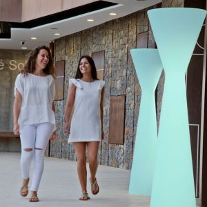 Konika 170 cm de haut. Lampadaire sans fil pour l'int&eacute;rieur et l'ext&eacute;rieur. Lumi&egrave;re led rechargeable par usb. Fabriqu&eacute; en Espagne