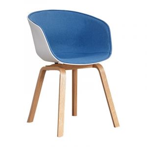 Kosmi - Chaise scandinave confortable - Coque en résine blanche revêtue d'un tissu moelleux bleu et des pieds bois