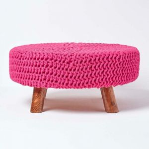 Homescapes - Grand Pouf tress&eacute; en tricot et pieds en bois - Rose fuchsia