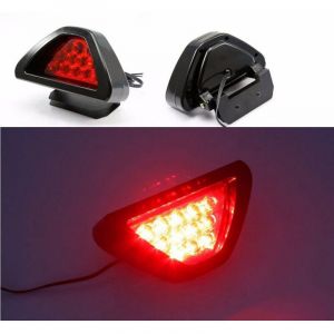 Feux de jour de style F1, feux arri&egrave;re rouges &agrave; 12 LED, feux antibrouillard, feux de freinage triangulaires, feux de s&eacute;curit&eacute; et feux de moteur