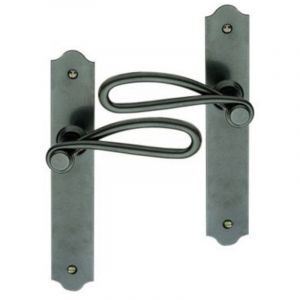 Poign&eacute;e de porte int&eacute;rieure rustique en style fer forg&eacute; patin&eacute; sur plaque BdC entraxe 195 mm, CARCASSONNE