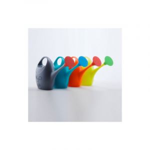Arrosoir en plastique antichoc d'une capacite' de 3,5 litres dans des couleurs assorties pour arroser les plantes de jardin