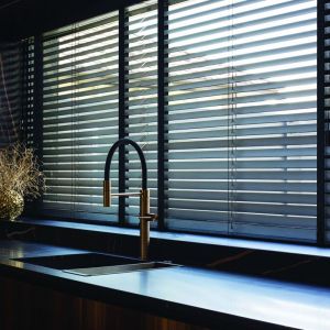 Madecostore - Store v&eacute;nitien Bambou 50mm avec Galon - Noir - L60 x H250cm