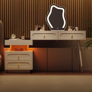 Coiffeuse blanche avec miroir &agrave; &eacute;clairage LED int&eacute;gr&eacute;, 4 tiroirs spacieux et 1 &eacute;tag&egrave;re ouverte. Dimensions 140x40x130 cm (sans tabouret)