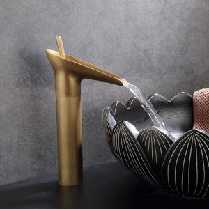 lavabo r&eacute;tro enti&egrave;rement en cuivre avec robinet fixe en cascade, au-dessus de la vasque &agrave; poser (haut antique)