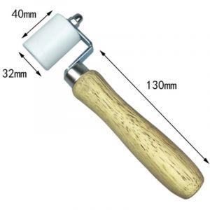 Roulette de tapissier avec manche en &eacute;bonite