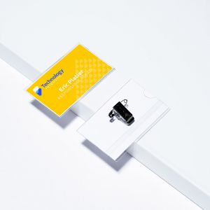 Avery Porte-badge 54 x 90 mm avec &eacute;pingle + 50 Etiquettes imprimables pr&eacute;d&eacute;coup&eacute;es - Lot de 50 badges