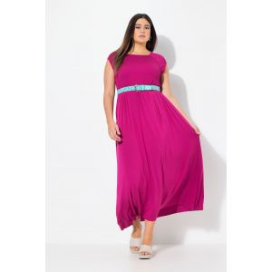 Robe smock&eacute;e, coupe &eacute;vas&eacute;e. Encolure carr&eacute;e, manches courtes