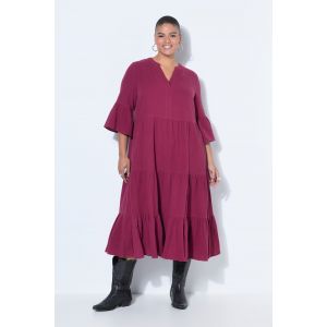 Robe maxi en mousseline, &agrave; col montant, manches 3/4 et volants. Coupe trap&egrave;ze