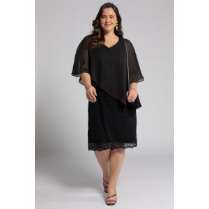 Robe de soirée en jersey. Cape en mousseline. Bas de jupe en dentelle. Manches 3/4