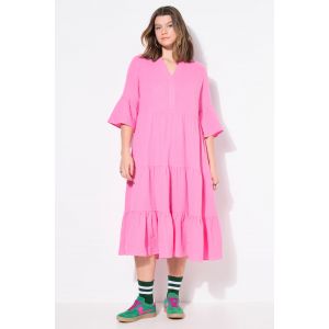 Robe maxi en mousseline, &agrave; col montant, manches 3/4 et volants. Coupe trap&egrave;ze