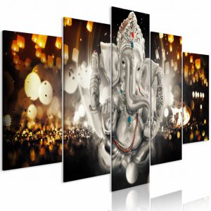 Cadre moderne Bouddha paisible - un thème oriental avec des bougies en arrière-plan
