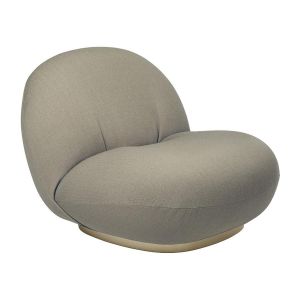 GUBI fauteuil avec la base pivotante PACHA LOUNGE CHAIR (Cat. C Kvadrat Vidar 222 - tissu et bois finition Pearl Gold)