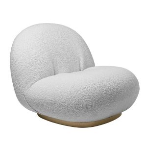 GUBI fauteuil avec la base pivotante PACHA LOUNGE CHAIR (Cat. D Dedar Karakorum 004 - tissu et bois finition Pearl Gold)