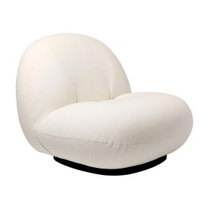 GUBI fauteuil avec la base pivotante PACHA LOUNGE CHAIR (Cat. B Harp Ivory 24 - tissu et bois finition Soft Black Semi Matt)