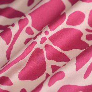 Tissu satin polyester grosse fleur fuchsia beige - Mondial Tissus