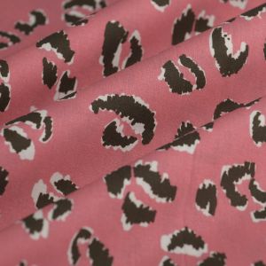 Tissu cretonne rose motifs l&eacute;opard kaki- exclusivit&eacute; Mondial Tissus x DOMOTEX - DOMOTEX