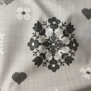 Tissu bachette slub enduit imprimé flocon et petit coeur effet brodé gris - Mondial Tissus