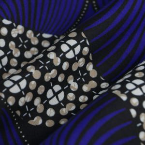 Tissu Wax floral indigo gris - Mondial Tissus