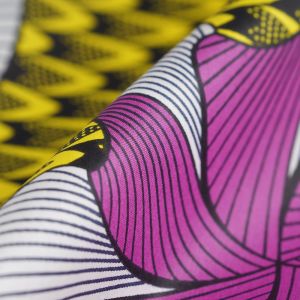 Tissu Wax fleurs fond &eacute;cailles violet jaune - Mondial Tissus