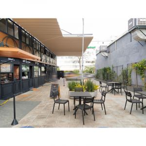 Chaise de bistrot empilable d'ext&eacute;rieur en fibre de verre Penny Noir