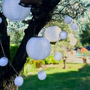 Guirlande Solaire Lampions Ronds Chinois ¿ 3m ¿ 16 Led Blanc Pur ¿ 16 Abats-Jours Blancs ¿ Animée 2 Fonctions ¿ Câble Argent Transparent ¿ Usage Extérieur ¿ Blachère Illumination - Neuf