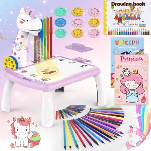 NouvelHorizonstore-Projecteur Dessin Enfants, 52 Pi&iquest;&iquest;ces Tableau Dessin Projection Enfant Set avec 72 Motifs, Carnet de Croquis, Carnet d'autocollants, Crayons de Couleur pour Enfants 3-10 Ans (Violet - Neuf