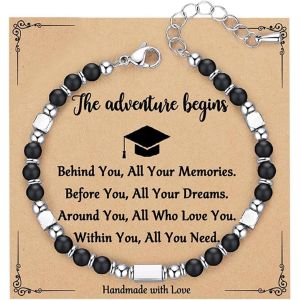 Cadeau De Rem De Diplôme Pour Elle Et Lui 2025, Bracelet De Classe 2025, Boîte Cadeau De Fin D'année, Carte De Mes À Pompons Pour Étudiants, Diplômés Du Lycée, Pierre - Neuf