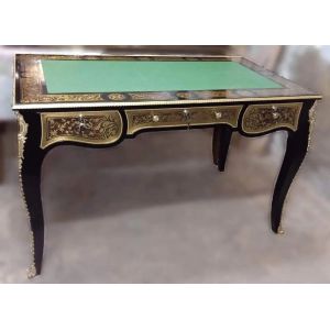 Un bureau style Boulle noir en bois d'h&ecirc;tre, bronze dor&eacute; et verre, avec trois ti - Neuf