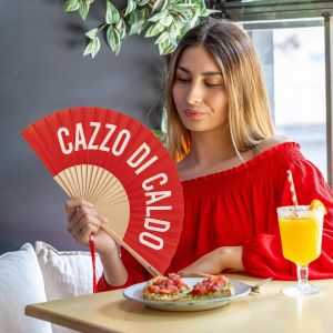 &Eacute;ventail avec Message en Italien c*zzo di Caldo. &Eacute;ventail Moderne et Amusant en Bois. &Eacute;ventail Pliant Rouge et Blanc. Mesures: 42,5 x 23 cm. Bois et Textile - Neuf