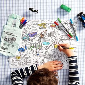 KALANKA-eatsleepddodle Set de Table Enfant avec Sac de Rangement en Coton à Colorier, sur Le Thème des Voitures et des Camions, Feutres Textiles Lavables Inclus - Neuf