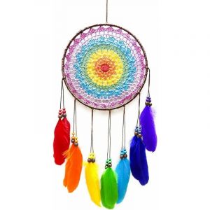 Attrape-rêves coloré tricoté à la main et la décoration de la chambre de bébé avec de bonnes plumes. - Neuf