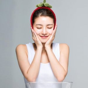 Lot De 2 Accessoires Fraises : Bandeau Et Poignet En Polaire Corail - Bandeau Large Pour Les Soins Du Visage - Bandeau Antid&eacute;rapant Pour La Maison Et Le Spa - Neuf