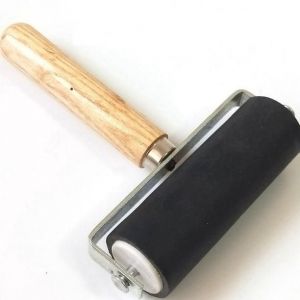 Rouleau encreur en caoutchouc avec frein, 10 cm, noir, pour linogravure, avec manche en bois, pour tampons, encre, blocs de peinture et colle. - Neuf