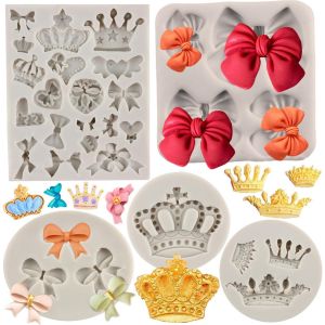 Lot De 5 Moules À Fondant En Silicone Avec Noeud En Forme De Couronne Pour Décoration De Gâteau D'anniversaire De Bébé Décoration De Cupcakes Pâte À Gomme Chocolat Pâte Polymère - Neuf